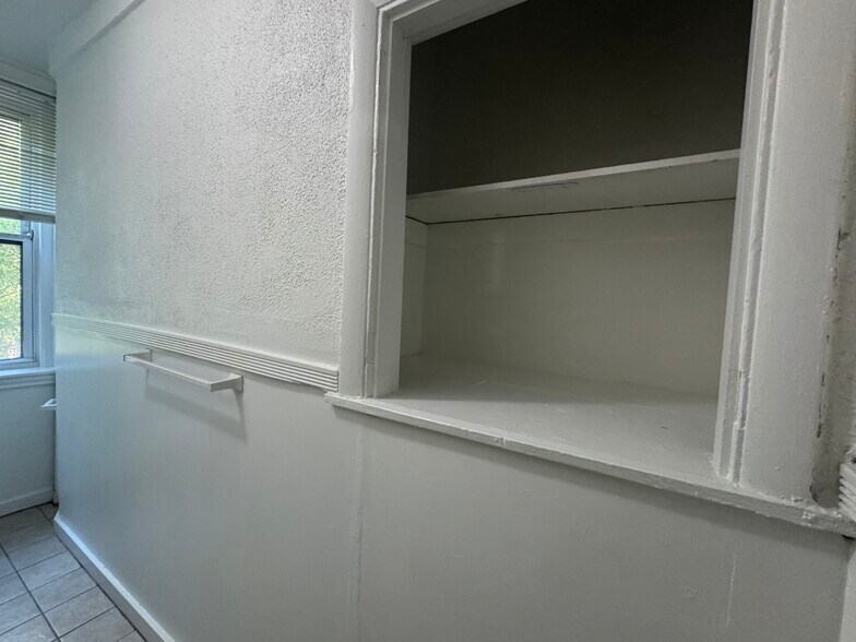 Building Photo - 390 Riverway