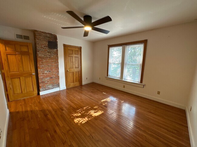 Building Photo - Highland 1557-1559 1557HSLLC