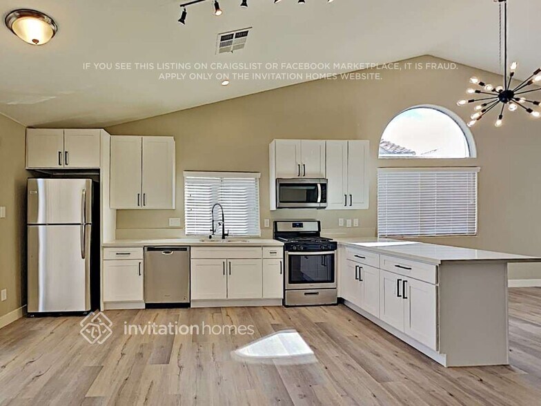 Building Photo - 532 Viva Serenade Way