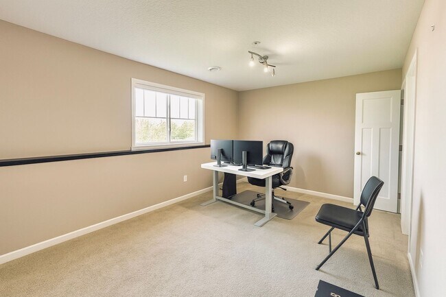 Building Photo - Updated 4bed/3bath Townhome in Prime Maple...