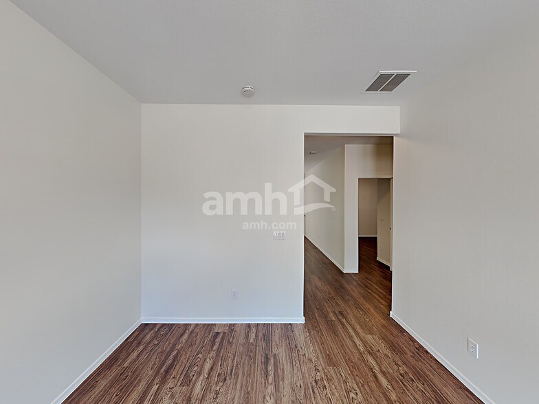 Building Photo - 3413 E Flower St