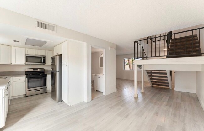 Building Photo - 200 Bel Port Dr