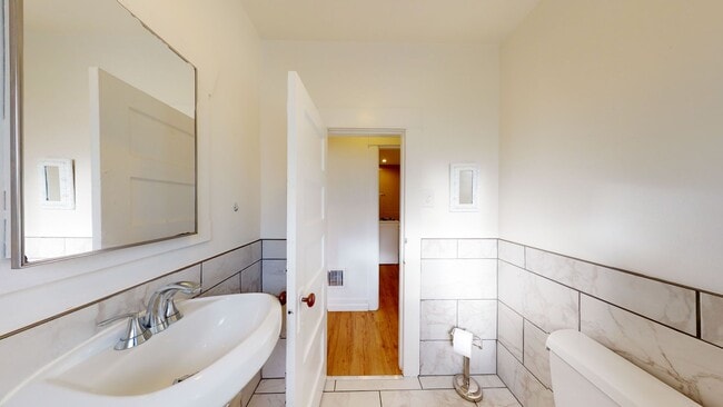 Building Photo - Charming Two Bedroom In the Heart of Downtown Kent !