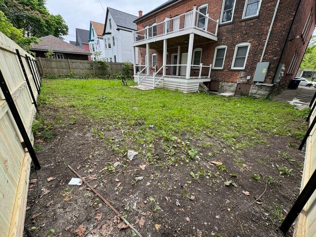 Building Photo - 53 Laurel St