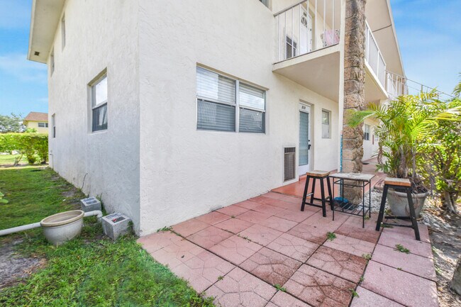 Building Photo - 9851 Sandalfoot Blvd