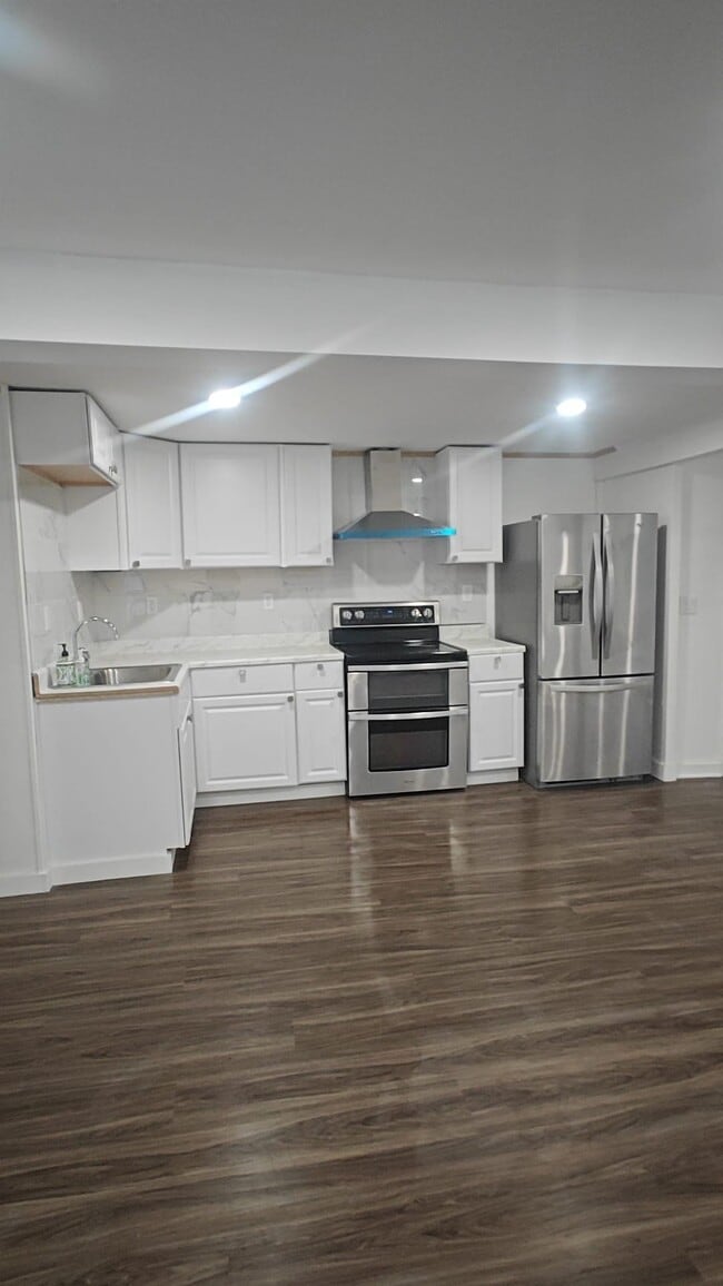 Building Photo - 10 Eastview Dr