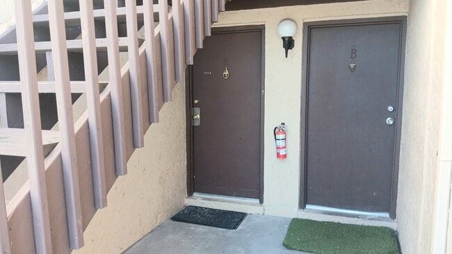 Building Photo - 2724 Hidden Lake Blvd