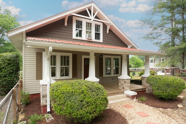 Primary Photo - Siler City Charmer! Fenced in yard and mov...