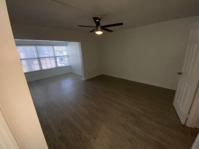 Building Photo - 102 N Lakeside Dr