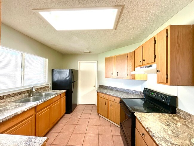 Building Photo - *MOVE IN SPECIAL*  3BD/2.5BA Dover Ridge Home Near 1604 – No Carpet, Fenced Yard & Covered Patio!