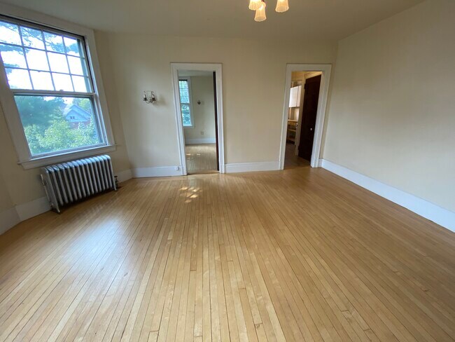 Building Photo - 267 Crescent St