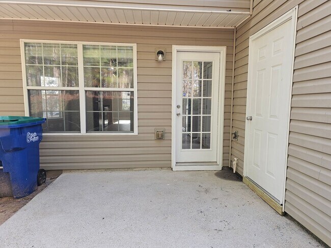 Building Photo - Move In special! 1/2 off the first Months rent!! 2 Bedrooms, 2.5 Baths Townhouse located in a Qui...