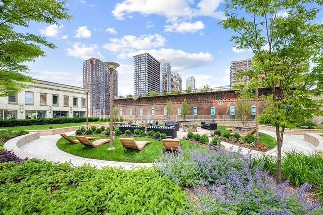 Building Photo - 88 Morgan St