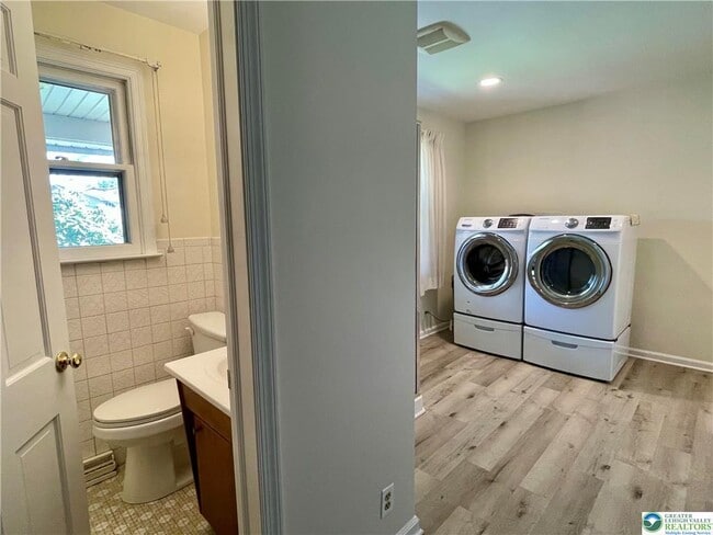 Building Photo - 1331 Armstrong Rd