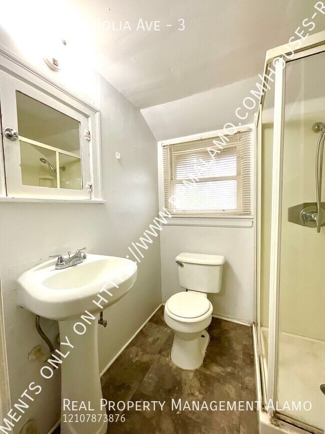 Building Photo - 810 W Magnolia Ave