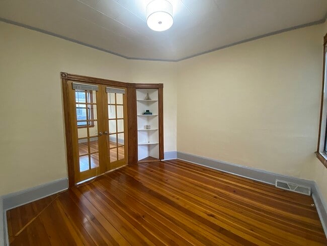 Building Photo - 223 Paris St