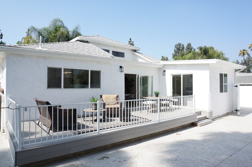 Building Photo - 22131 Victory Blvd