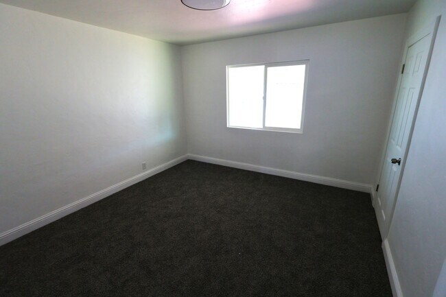Building Photo - Updated and Stunning 2 Bedroom 1 Bathroom ...
