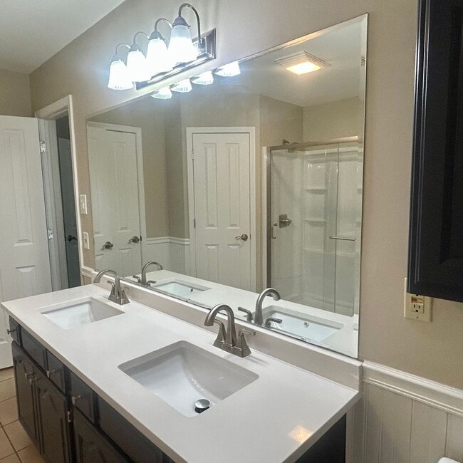 Building Photo - Enjoy Coming Home To This Beautiful and Well Maintained Home Close To Shopping, Restaurants & More!