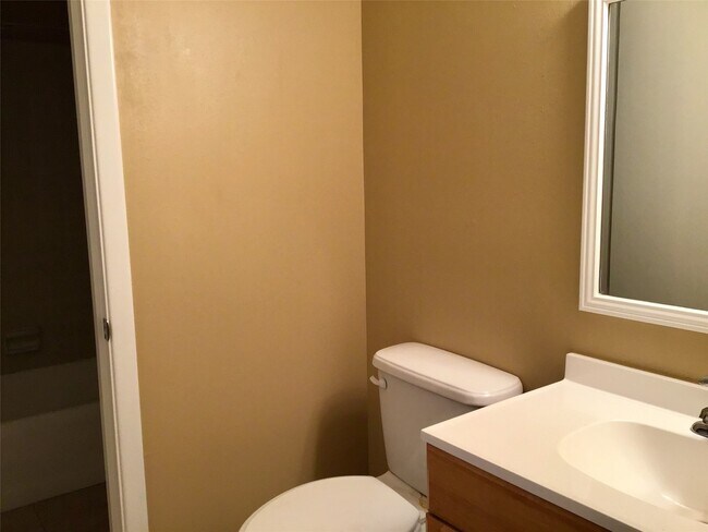 Building Photo - 1585 Auburn Dr