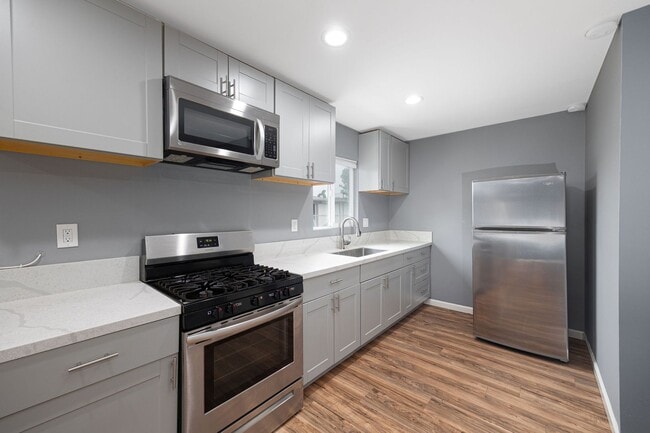 Building Photo - * LOW SECURITY DEPOSIT * Recently Renovate...