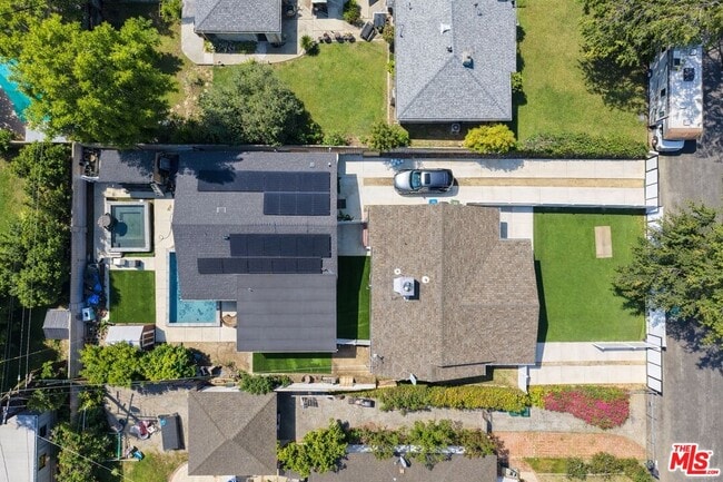 Building Photo - 13842 Hamlin St