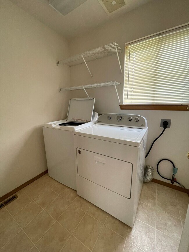 Building Photo - Beautiful 3 Bedroom Home, Pet Friendly!