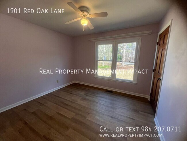 Building Photo - 1901 Red Oak Ln