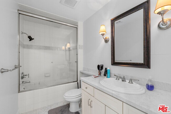 Building Photo - 411 N Oakhurst Dr