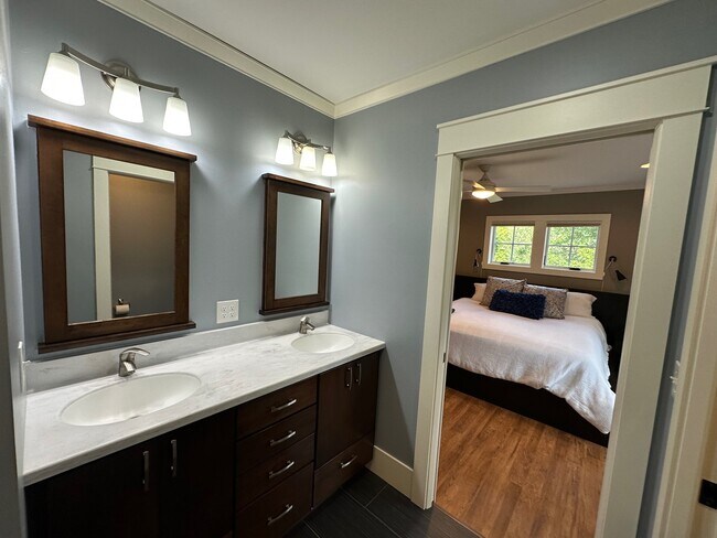 Building Photo - 4015 Wood End Dr