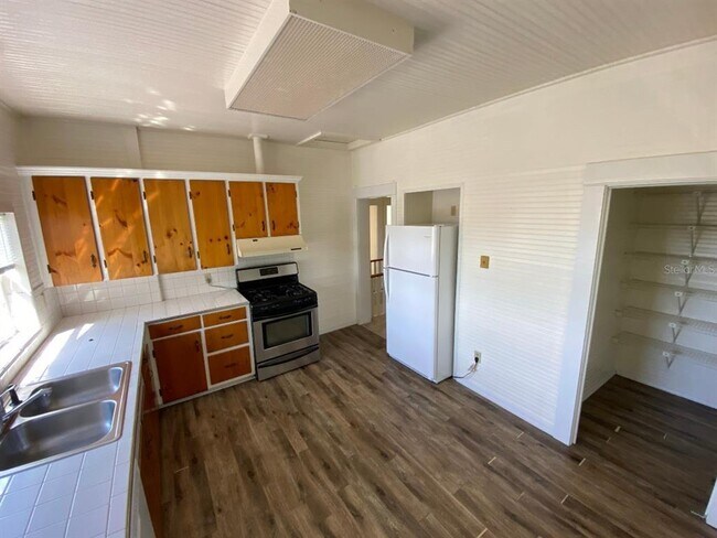 Building Photo - 902 S Grove St