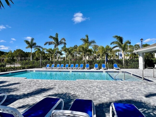 Building Photo - 405 SE Crossoak Ln