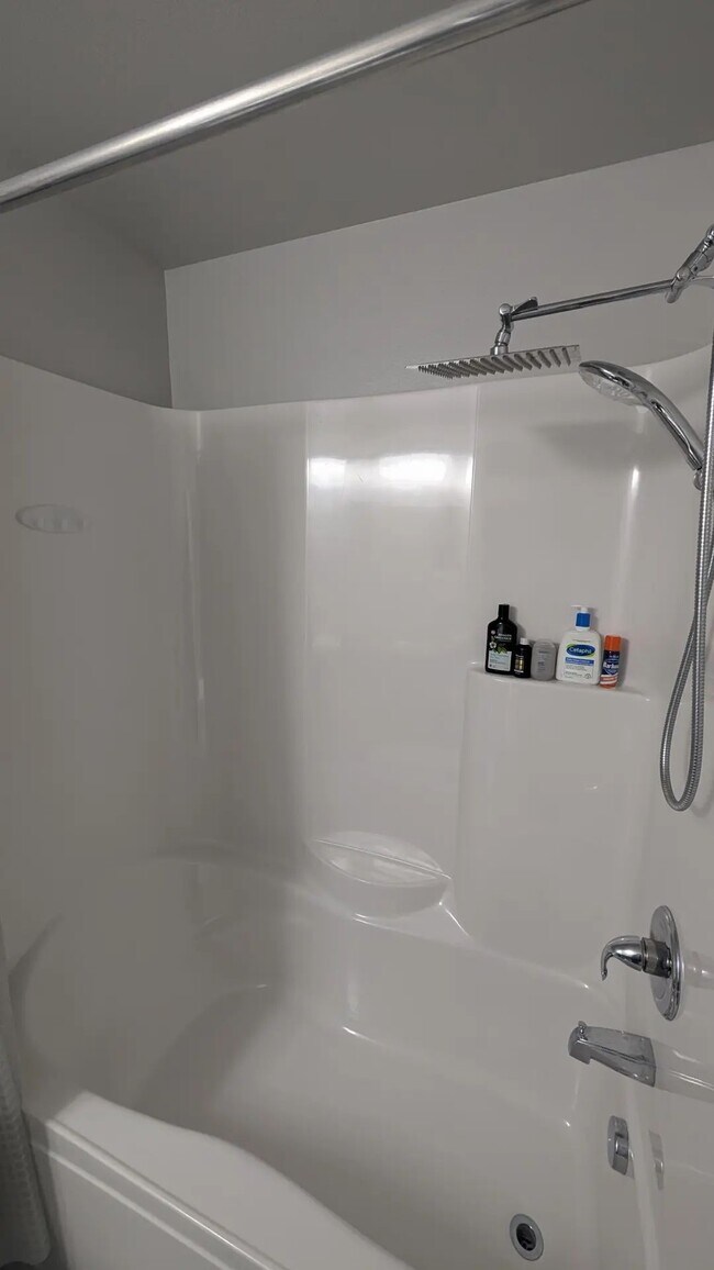 Building Photo - Furnished Queen Room with Closet & Private Bath