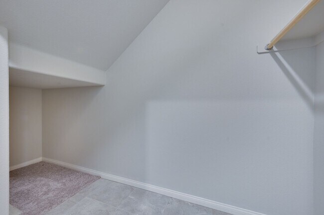 Building Photo - NW!! Solar!!  Gated!!  Bed and bath downst...