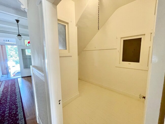 Building Photo - 927-929 Lincoln Way