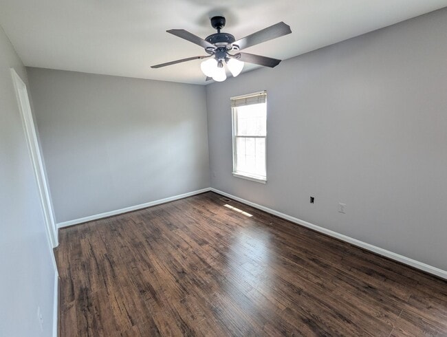Building Photo - Beautifully maintained townhouse in establ...
