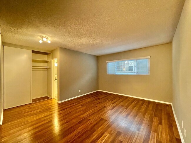 Building Photo - 2 Bedroom, 2 Bath Condo Blocks to the Beach, Pet Friendly, Sunset Views, Parking!