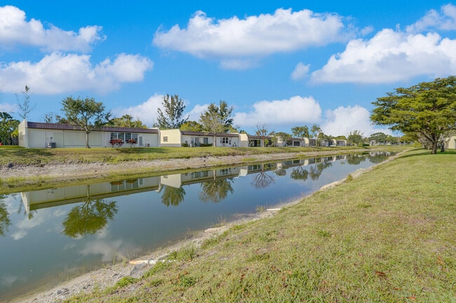 Building Photo - 122 Lake Rebecca Dr