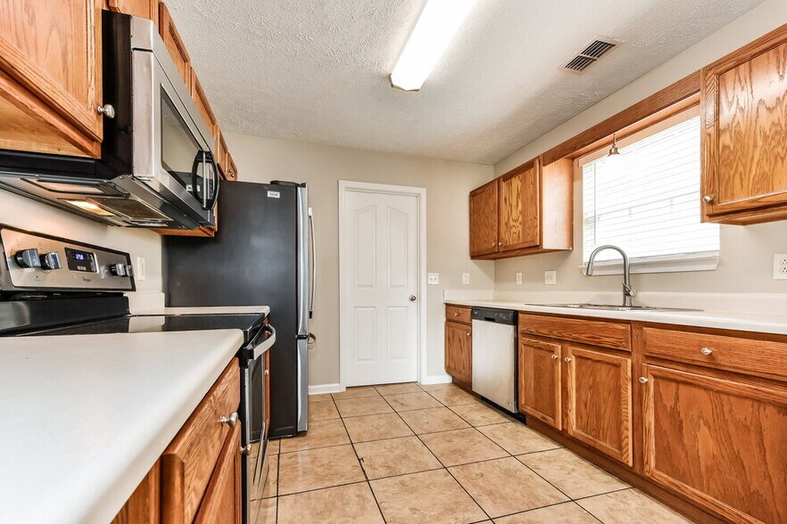 Building Photo - 1245 St Andrews Dr