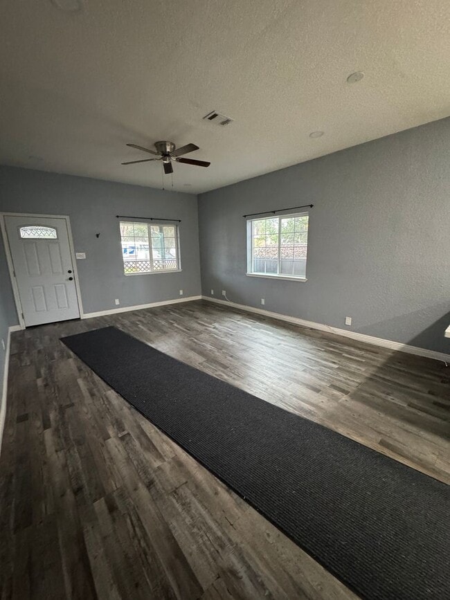 Building Photo - 3 bed /2 ba house - Olivehurst