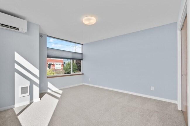 Building Photo - 2Bd/1.75Ba Seattle Townhouse