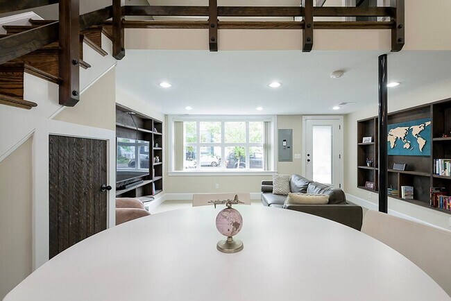 Building Photo - 717 F St NE