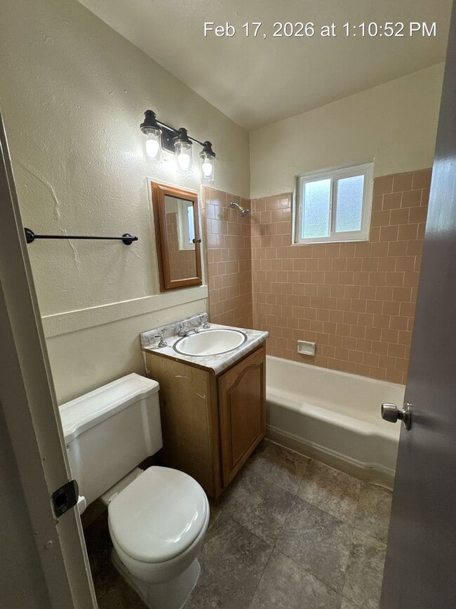 Building Photo - 3040