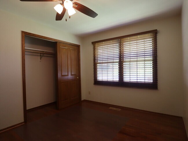 Building Photo - NEW PRICE - GREAT HOME - Single Family Home in Germantown Hills with Pool 3 BR / 4BA