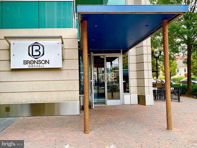 Building Photo - 3800 Fairfax Dr