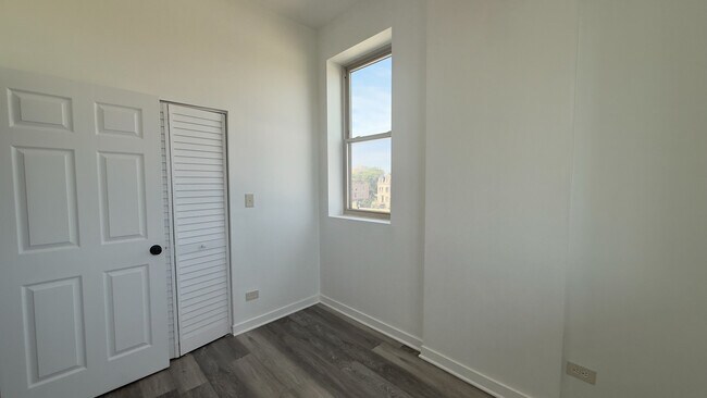Building Photo - 317 S Homan Ave