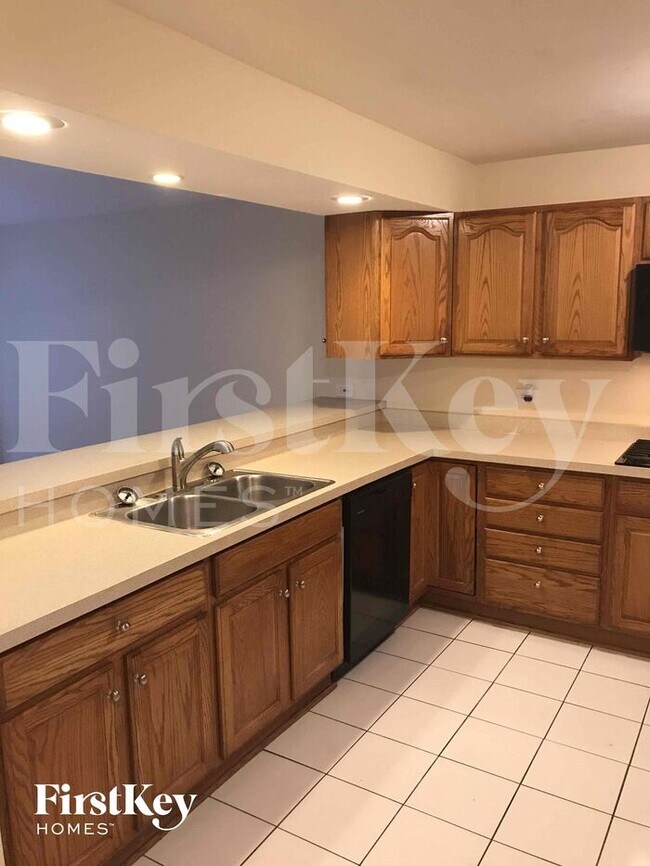 Building Photo - 534 Longwood Dr