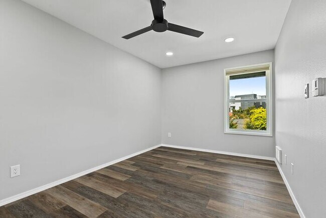 Building Photo - Beautifully Remodeled Top Floor Alki Condo with Views!