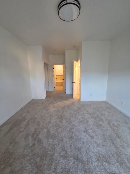 Building Photo - 163 Rae Ave