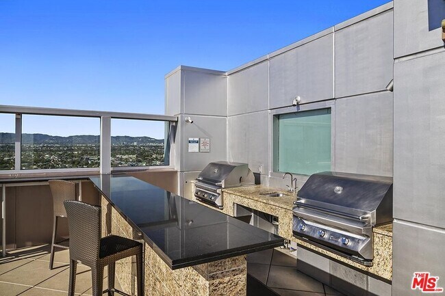 Building Photo - 13700 Marina Pointe Dr